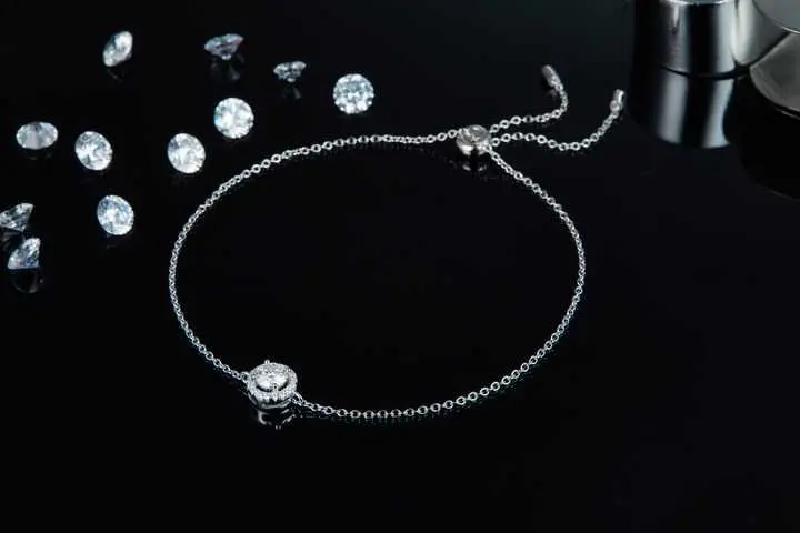 How to dry moissanite pendant after cleaning?