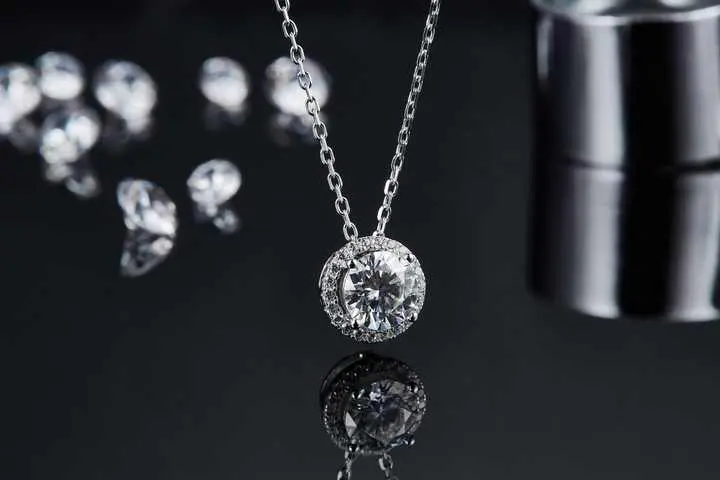Can moissanite get scratched or damaged?