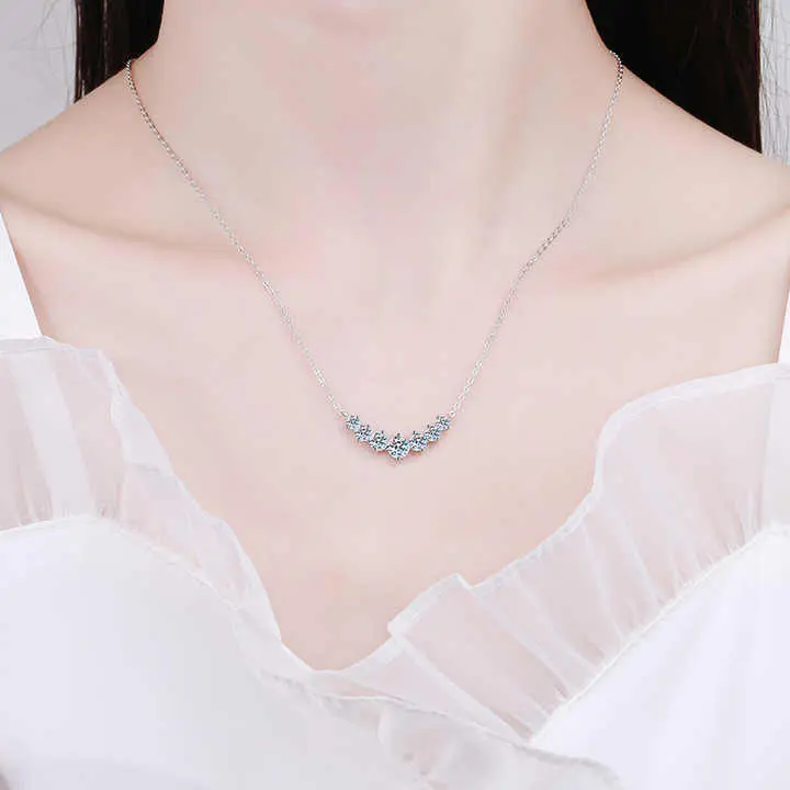 Does moissanite color affect cloudiness?