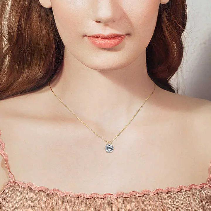 What colors does moissanite come in?