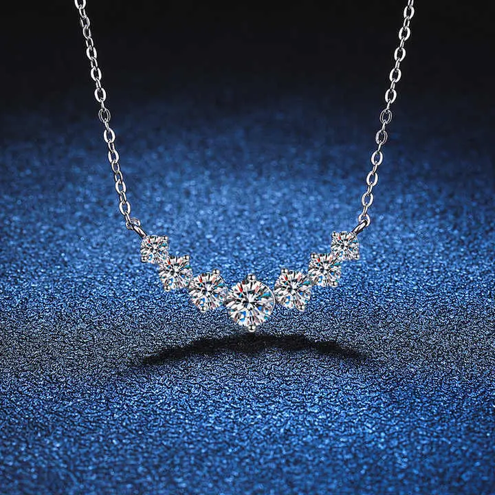 Does moissanite price vary by color grade?